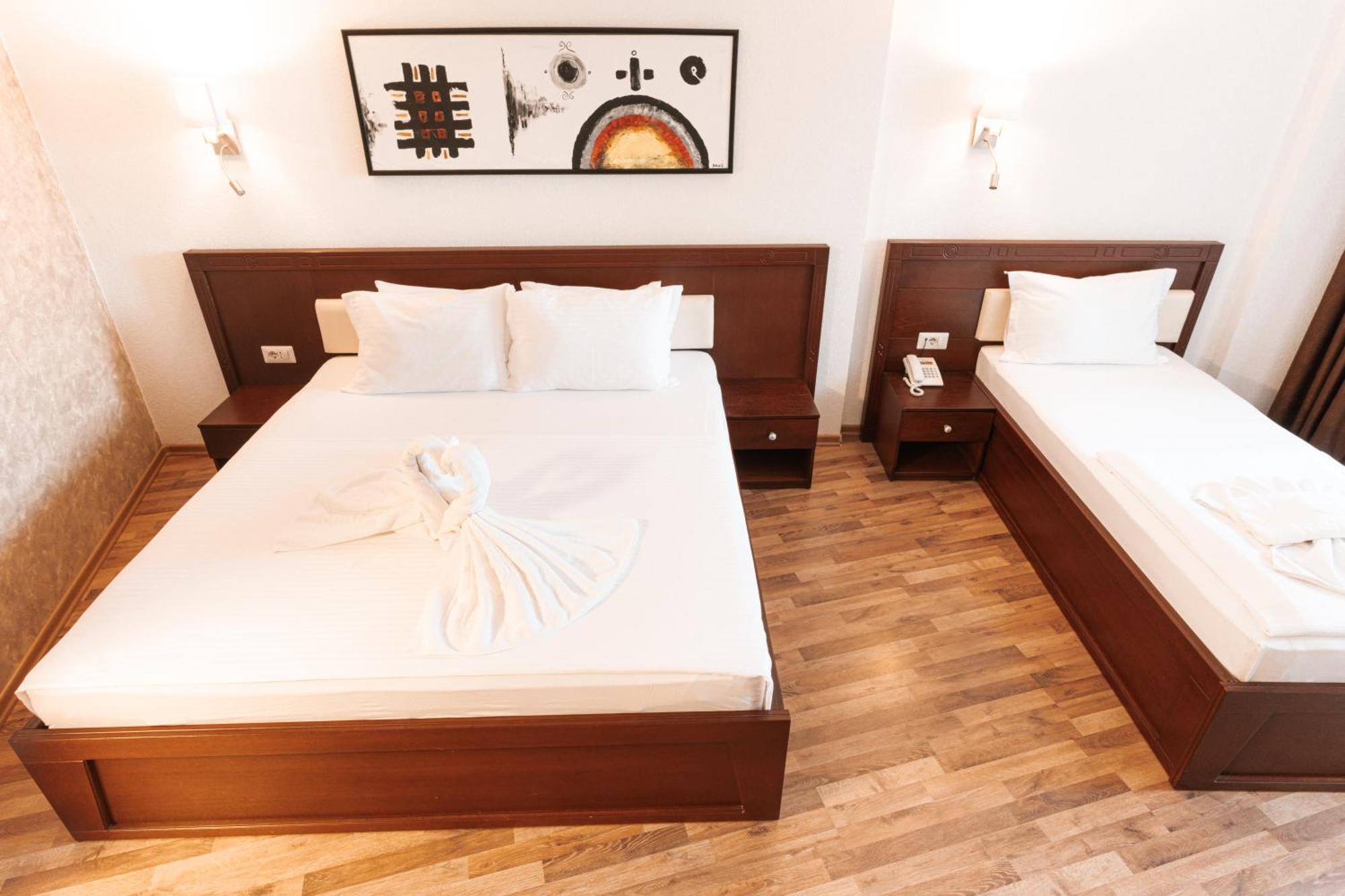 Hotel Centrum Призрен Екстериор снимка