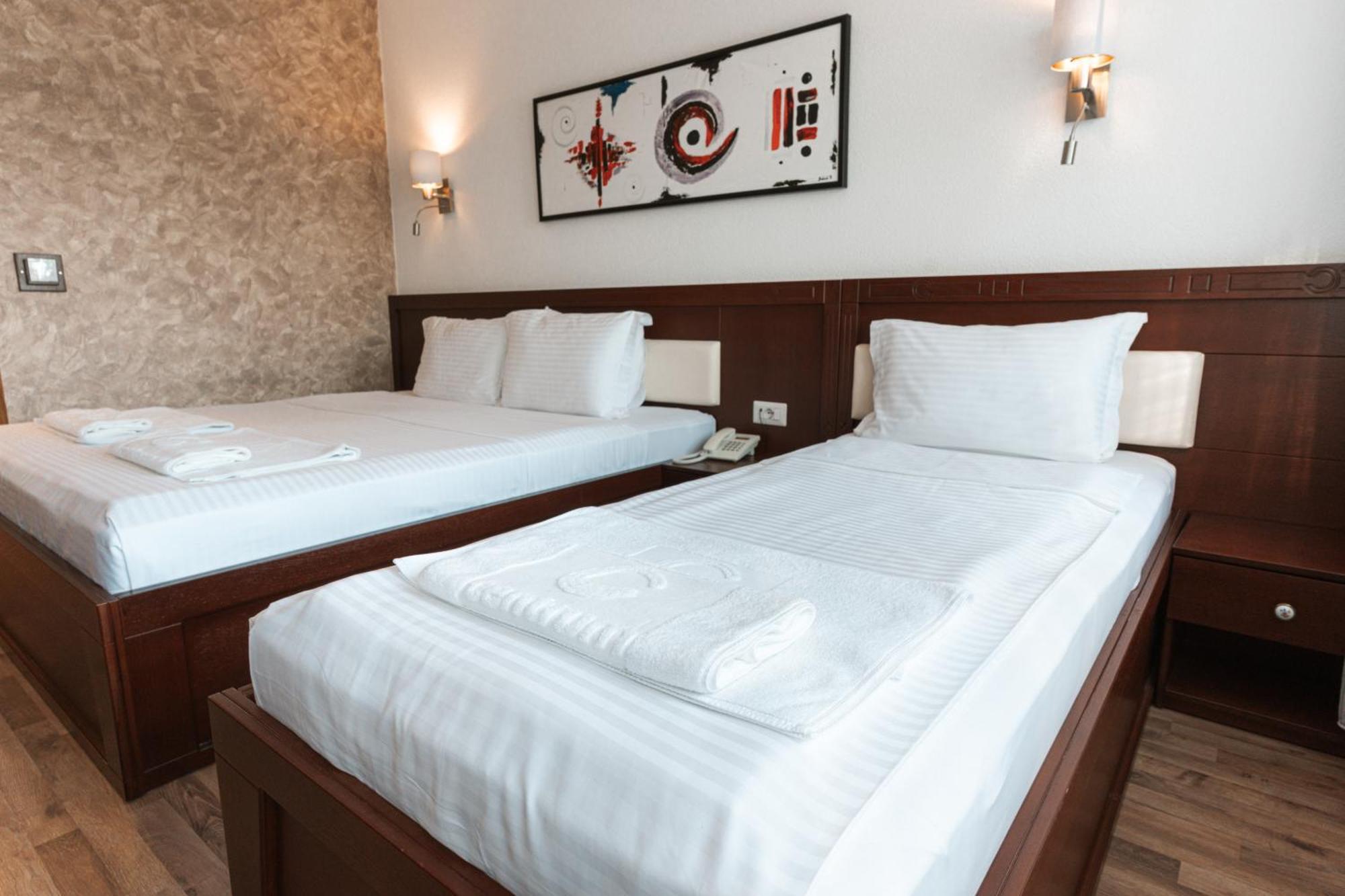 Hotel Centrum Призрен Екстериор снимка